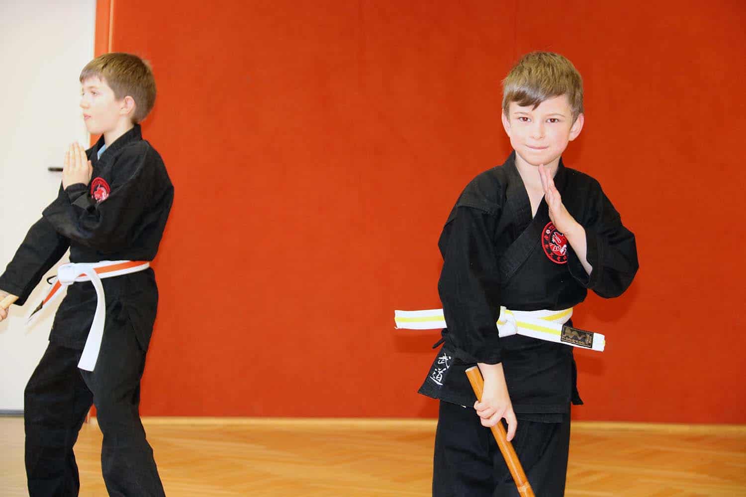 Zwei Kinder beim Tatsu-Ryu-Bushido Kurzstocktraining
