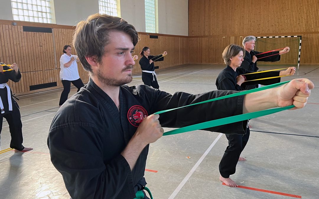 Gesundheitstraining mit Rubberbänder und japanischer Kampfkunst